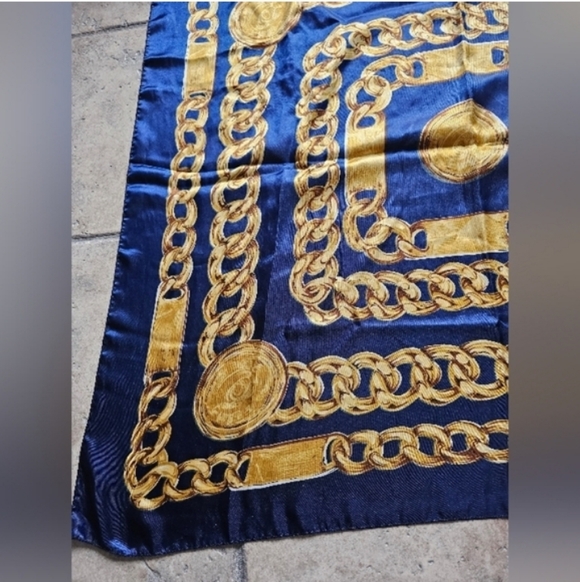 Gold Chain Pattern Scarf - Picture 7 of 10